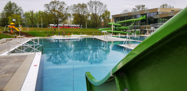 The outdoor swimming pool Prohlis borders directly on the indoor pool of the same name in the south of Dresden ...