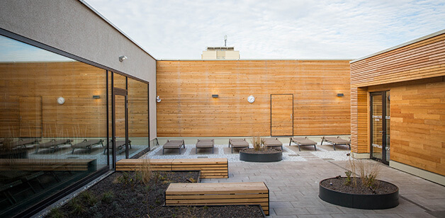 Relax under the open sky after a sauna session - on this roof two chic outdoor gardens await their guests.