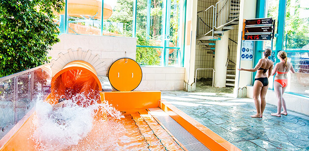 In Sachsens erstem Erlebnisbad können die Gäste auf über 600 Quadratmeter Wasserfläche ihren Spaß haben ...