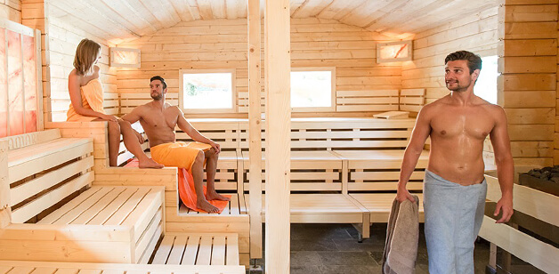 In Elbamare, a real log cabin sauna awaits you outdoors, where you can sweat classically in a rustic atmosphere ...