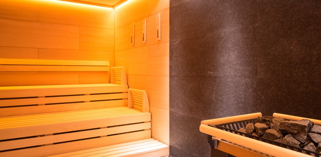 Das Dampfbad ist für Menschen, denen eine heiße Sauna zu warm ist. Das Dampfbad ist nur 40 bis 45 Grad Celsius warm ...